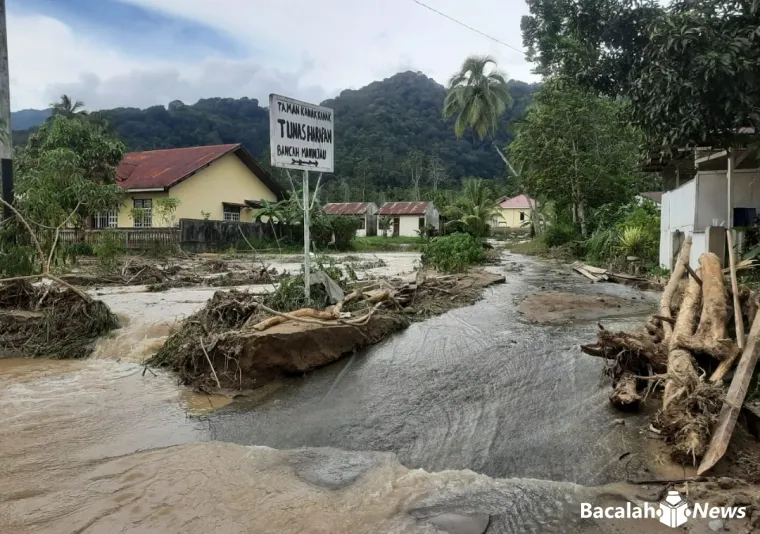 Terlihat jalan mengalami rusak berat dan masih tergenang air dampak dari bencana Hidrometeorologi melanda Kabupaten Agam. Foto Anizur