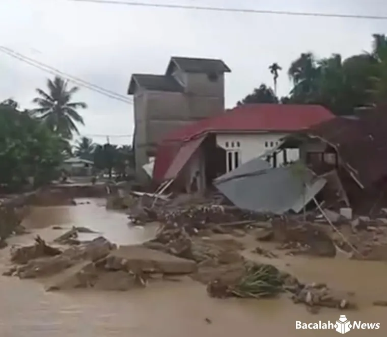 Terlihat bangunan rumah tempat tinggal warga tidak berbentuk akibat hantaman banjir bandang dalam peristiwa bencana Hidrometeorologi. Foto Anizur