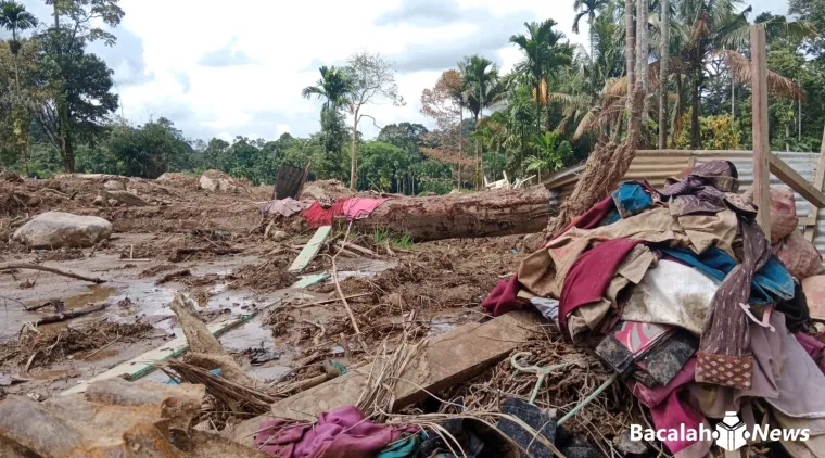 Terlihat material lumpur, batu dan kayu menimbun pemukiman warga di Kabupaten Agam, hingga membuat seisi rumah hancur beserakkan. Foto Anizur.