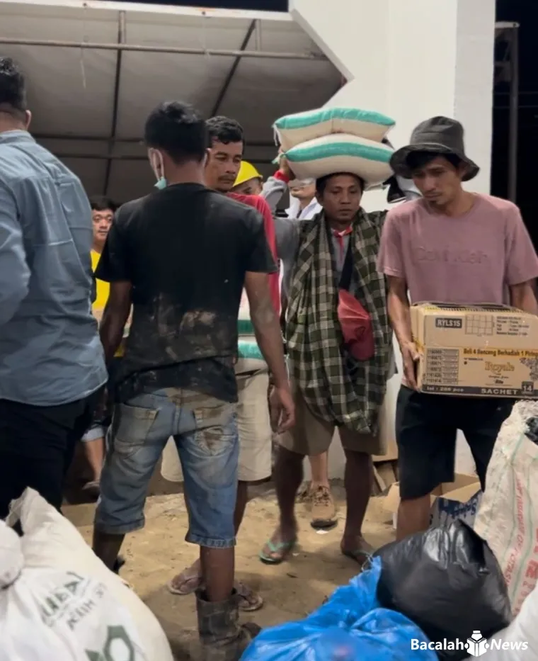 Beberapa orang dari Ikatan Alumni SMA 2 Lubuk Basung mengangkat batuan logistik untuk disalurkan kepada korban Galodo Salareh Aia, Kecamatan Palembayan, Kabupaten Agam. Foto Anizur