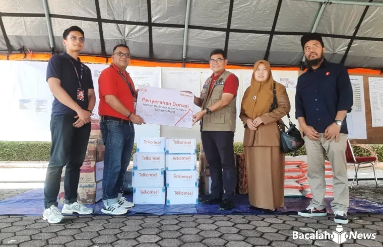 BENCANA HIDROMETEOROLOGI: IManager Telkomsel Bukittinggi Serahkan Bantuan untuk Korban Bencana di Agam