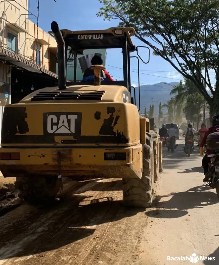 Terlihat alat berat membersihkan material lumpur di kawasan jalan kota Padang. Foto Dok
