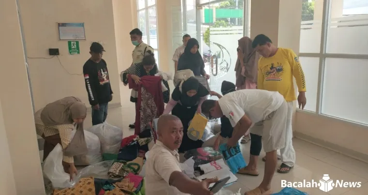 L.A Community menyalurkan bantuan pakaian layak pakai bagi para korban galodo yang tengah menjalani perawatan di RSUD Lubuk Basung, Rabu (3/12/2025). Foto Anizur