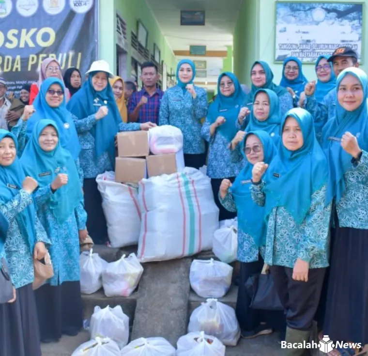 TP PKK Sumbar saat berikan bantuan kepada pengungsi yang terdampak bencana hidrometeorologi di Salareh Aia  Kecamatan Palembayan, Kabupaten Agam. Foto Ist