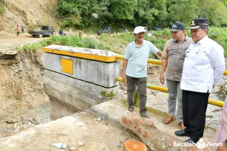 Bupati Agam Benni Warlis tinjau sebuah jembatan yang rusak berat dampak bencana Hidrometeorologi. Foto Anizur