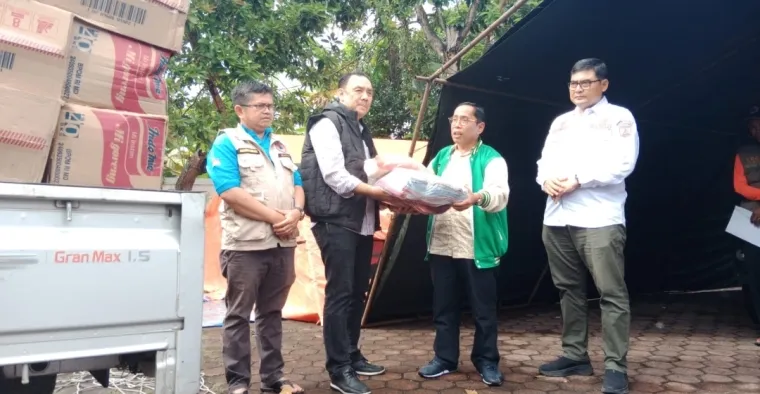BENCANA HIDROMETEOROLOGI: Anggota Komisi III DPRD Sumbar Nofrizon Serahkan Bantuan Kemanusiaan ke Posko Utama Agam