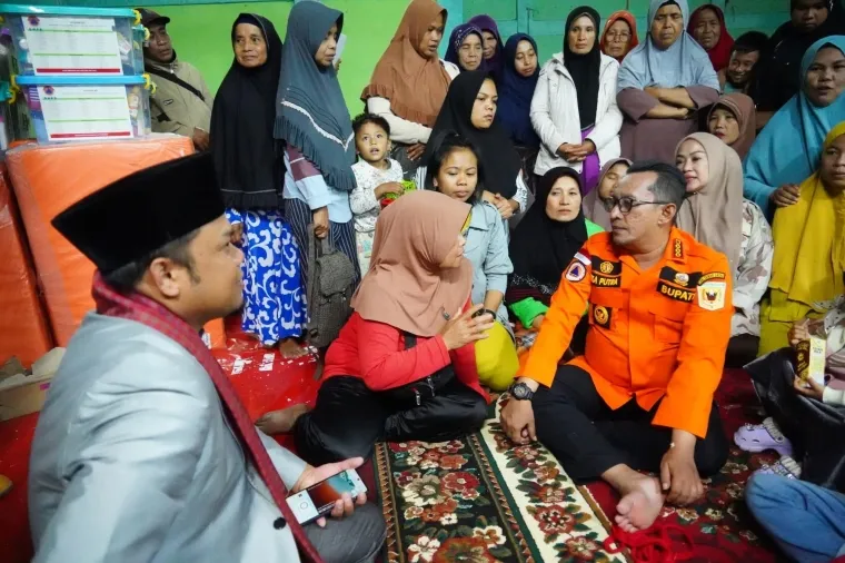 Bupati Tanah Datar Eka Putra melihat kondisi pengungsi di Posko Pengungsian Gedung Serbaguna Kantor Camat X Koto.