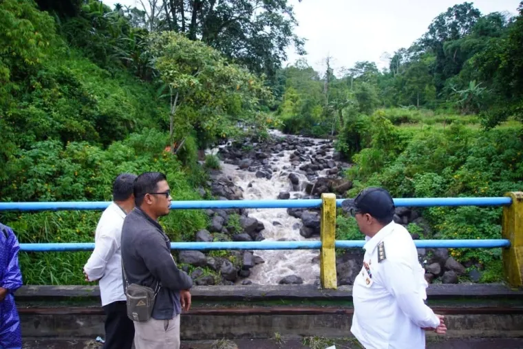 Bupati Tanah Datar Eka Putra meninjau Sabo Dam di Nagari Pasie Laweh, Kecamatan Sungai Tarab.