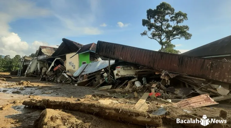 Terlihat rumah warga tertimbun lumpur dan kayu dampak bencana Hidrometeorologi melanda Provinsi Sumatera Barat. Foto dok