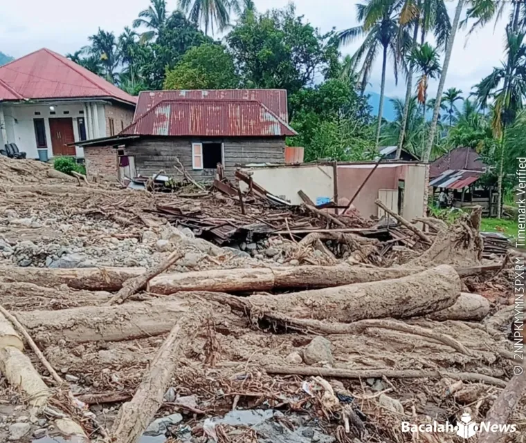 Terlihat sejumlah materi kayu memenuhi kawasan pemukiman warga pascabencana hidrometeorologi melanda Kabupaten Agam. Foto Anizur.
