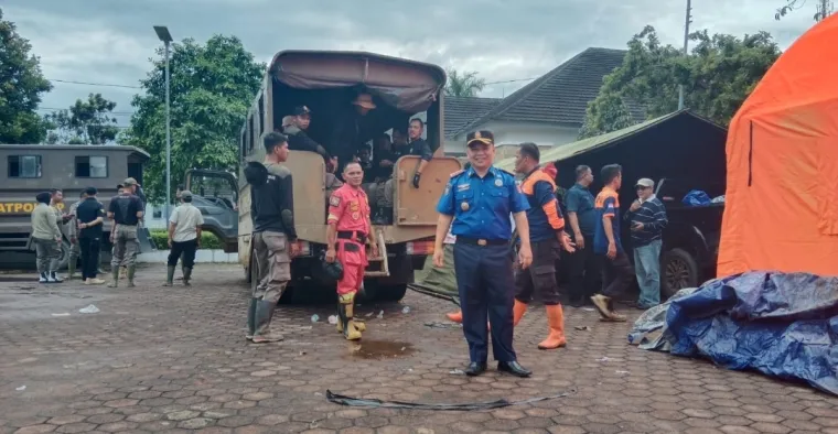 Di Salareh Aia Satpol PP-Damkar Agam Kerahkan 30 Personel Tiap Hari, Pagi Ini Turun Bersihkan Jalan Terdampak Galodo