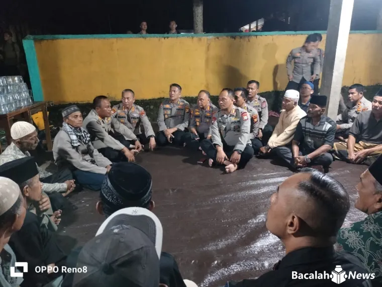 Diiringi Doa dan Air Mata, Warga Salareh Aia Timur Lepas Personel Polda Riau