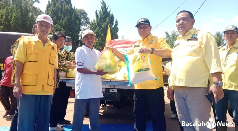 Terlihat para anggota DPD Partai Golkar Kabupaten Agam memberikan bantuan untuk masyarakat terdampak galodo di Jorong Kayu Pasak, Nagari Salareh Aia, Kecamatan Palembayan, Selasa (3/12/2025). Foto Anizur