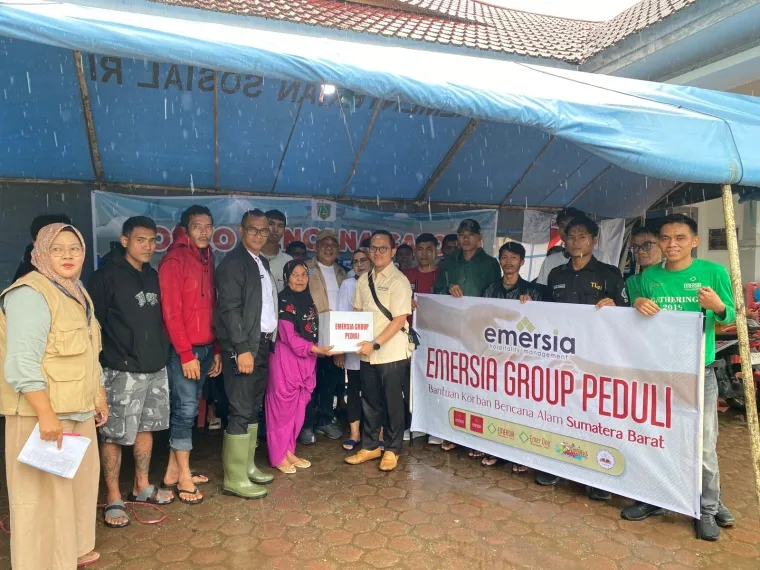 General Manager Emersia Hotel &amp; Resort Batusangkar Joe Lubis, mewakili manajemen menyerahkan bantuan kepada warga korban bencana alam.