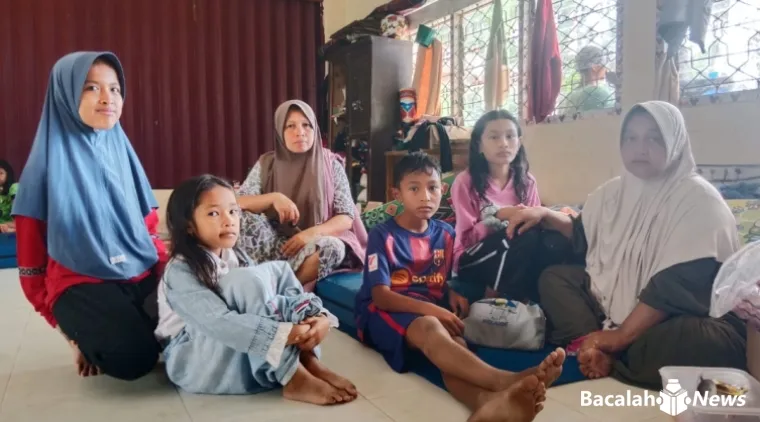 Yuni Efnita (40) bersama anak-anak nya kini tinggal di pengungsian di ruang kelas SD 05 Kayu Pasak pasca banjir bandang memporak-porandakan rumah serta kampung halamannya di Sawah Laweh, Nagari Salareh Aia, Palembayan, Kabupaten Agam. Foto Anizur