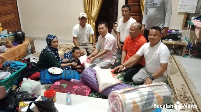 Kadis Pertanian Agam dan Kepala Bapenda Jenguk Rahmi, Pegawai THL Korban Galodo yang Selamat
