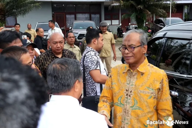 Kajati Sumbar, Muhibuddin, S.H., M.H. diterima Bupati Agam, Benni Warlis saat berada di Kantor Kejaksaan Negeri Agam Cabang Maninjau, Jumat (5/12/2025). Foto Anizur