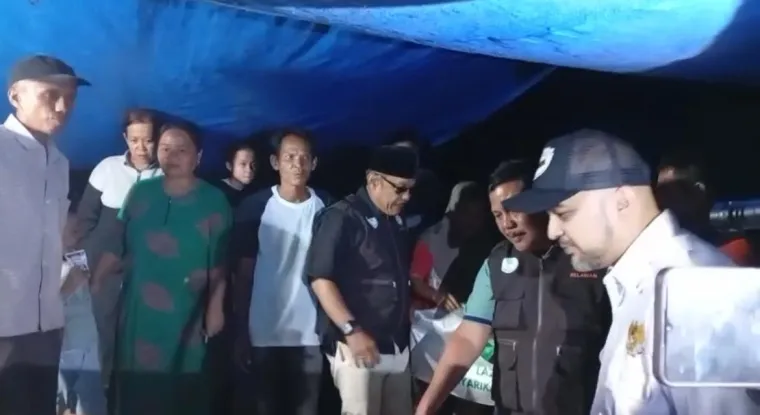 Terlihat para pengurus lembaga serumpun Syarikat Islam saat berada di lokasi pengungsian korban terdampak bencana Hidrometeorologi melanda Sumatera. Foto Istimewa.