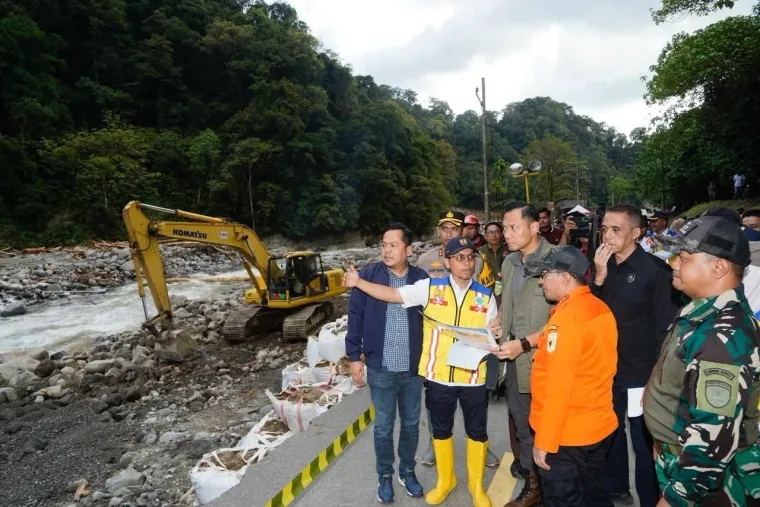 Menko AHY bersama Bupati Eka Putra saat berada di Jalan Lembah Anai yang rusak akibat bencana banjir bandang.