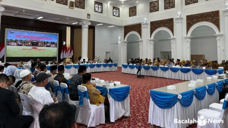 Wako Ramlan Nurmatias saat memimpin rapat pelaksanaan MTQ Nasional ke-41 Tingkat Provinsi Sumbar di Balairung rumah dinas wali kota Bukittinggi. Dok