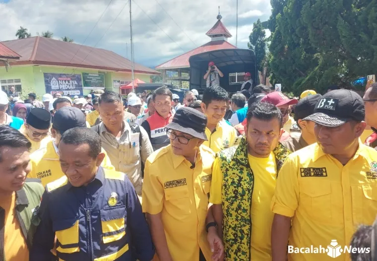 Menteri Energi dan Sumber Daya Mineral (ESDM) Bahlil Lahadalia kunjungi pengungsi dan lokasi terdampak bencana hidrometeorologi di Kabupaten Agam, Rabu (3/12/2025). Foto Anizur