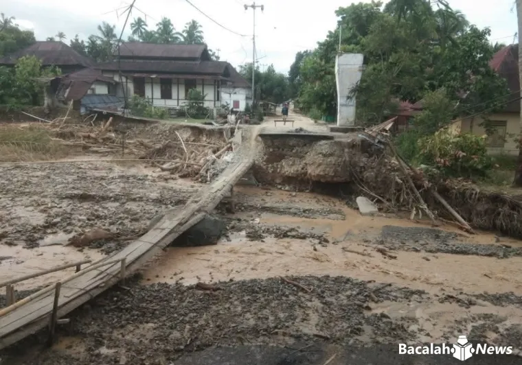 Terlihat jembatan darurat dari kayu dibangun secara swadaya sebagai penghubung Maninjau - Sungai Batang di Kabupaten Agam. Foto Anizur