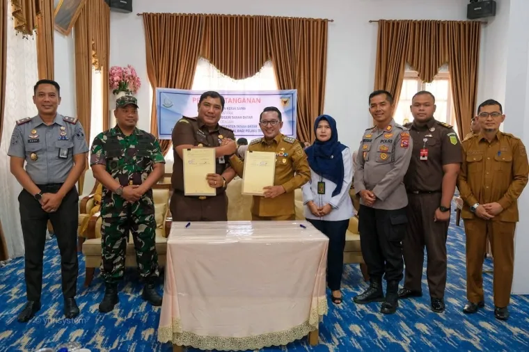 Bupati Tanah Datar Eka Putra dan Kepala Kejaksaan Negeri Tanah Datar Anggiat A.P Pardede menandatangani kerjasama.