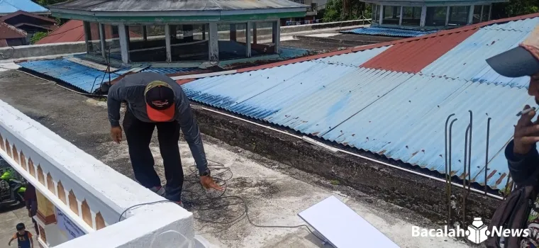 Perjuangan Heroik Tim Diskominfo Agam Pasang Starlink di Limo Badak Saat Hujan Deras