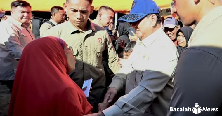 Presiden Prabowo Subianto meninjau langsung posko pengungsian di Perumahan Kasai Permai, Kabupaten Padang Pariaman, Provinsi Sumatra Barat, pada Senin, 1 Desember 2025. Foto BPMI Setpres.