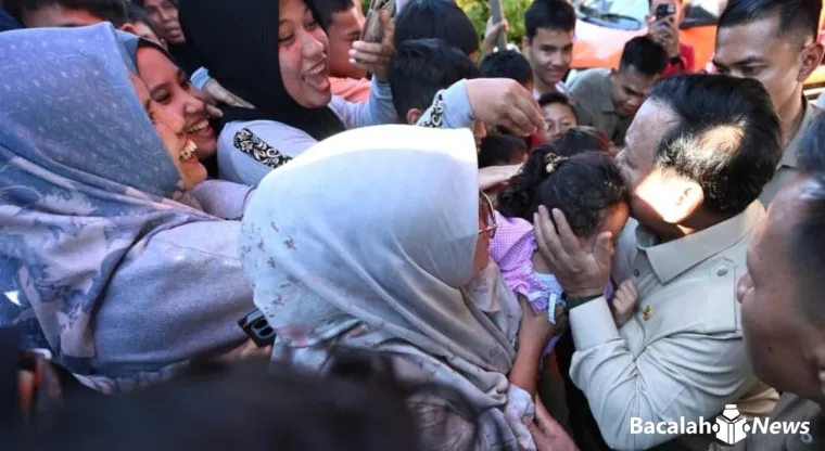 Presiden Prabowo Subianto meninjau langsung posko pengungsian di Perumahan Kasai Permai, Kabupaten Padang Pariaman, Provinsi Sumatra Barat, pada Senin, 1 Desember 2025. Foto BPMI Setpres
