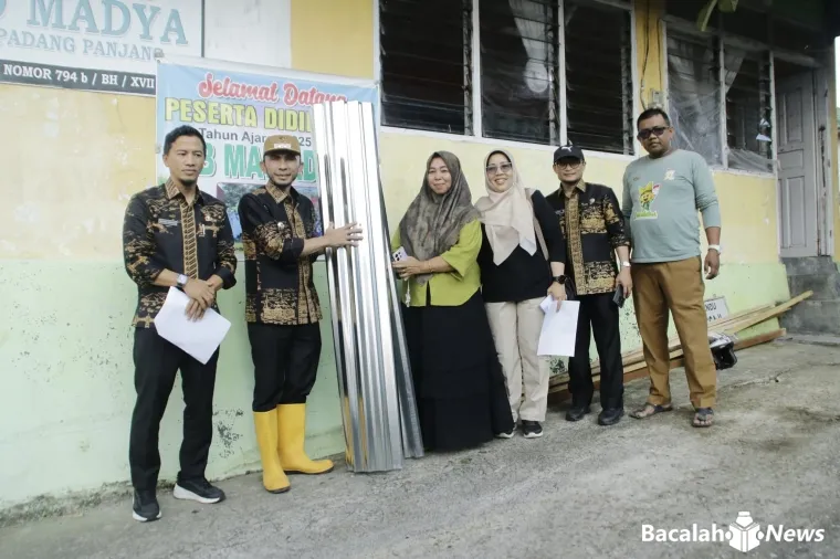 Wawako Padang Panjang, Allex Saputra serahkan bantuan perbaikan rumah bagi korban bencana hidrometeorologi. Foto Kominfo