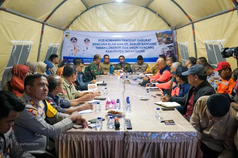 Bupati Eka Putra didampingi Wabup Ahmad Fadly dan Ketua DPRD Anton Yondra memimpin rapat bersama untuk memperpanjang masa tanggap darurat.
