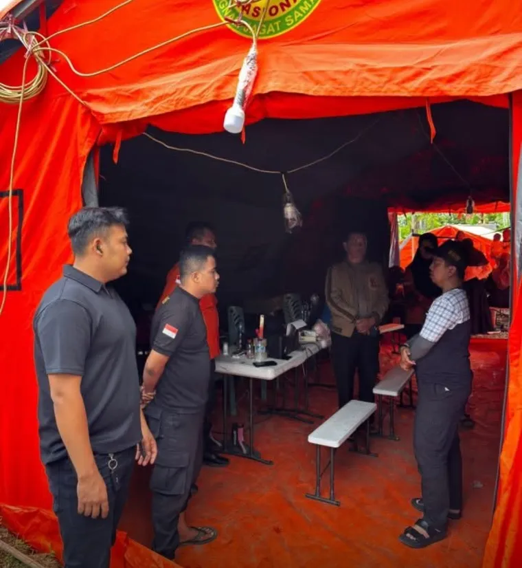 Ketua DPRD Kabupaten Agam, Ilham, Lc ., M.A saat meninjau Posko Basarnas di Malalak, Kecamatan Malalak, Minggu (7/12/2025). Foto Anizur