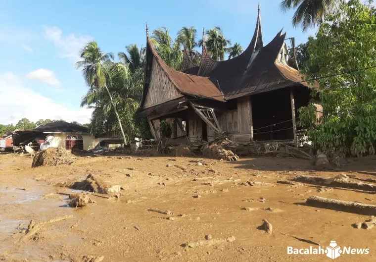Sebuah rumah adat Minangkabau di Kabupaten Agam rusak berat diterjang banjir bandang dalam peristiwa bencana Hidrometeorologi. Foto Anizur
