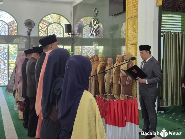 Wakil Bupati Agam, Muhammad Iqbal melantik sejumlah Pejabat Administrator, Pengawas, dan Kepala Puskesmas di Masjid Nurul Falah, Lubuk Basung, Senin (1/12/2025). Foto Anizur