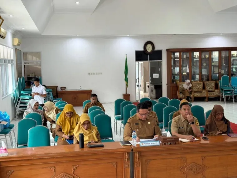 Wakil Bupati Tanah Datar Ahmad Fadly mengikuti Rakor Pengendalian Inflasi Daerah secara virtual di Aula Eksekutif Kantor Bupati.