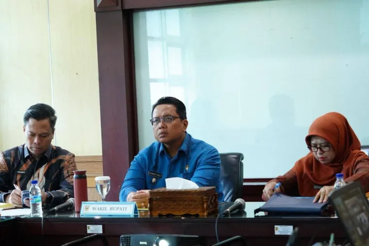 Wabup Ahmad Fadly mengikuti rapat pertemuan TPID Triwulan IV Provinsi dan Kabupaten/Kota secara Virtual di Aula Sekda.
