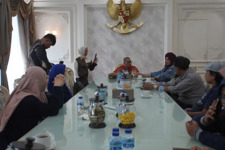 Wako Hendri Arnis saat menerima Konten kreator Willie Salim dan tokoh dakwah Ustaz Derry Sulaiman di Rumah Dinas Wali Kota, Kamis (4/12/2025). Foto Kominfo