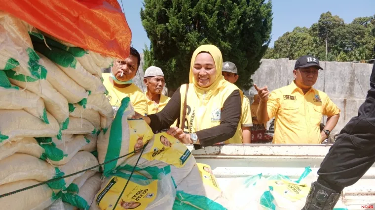 DPD Golkar Kabupaten Agam salurkan bantuan kepada korban bencana hidrometeorologi. Foto Anizur 