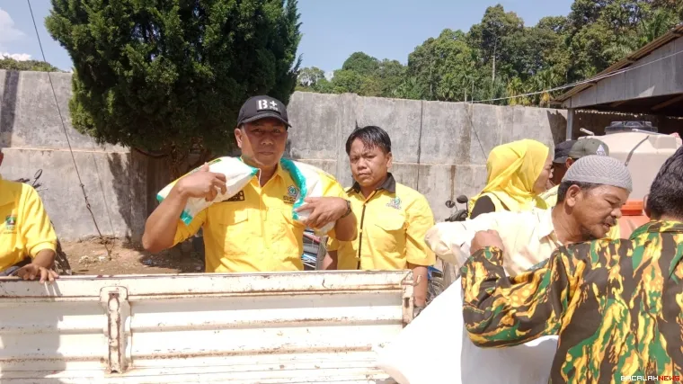 DPD Partai Golkar Kabupaten Agam terlihat membagikan bantuan bagi korban bencana hidrometeorologi. Foto Anizur 