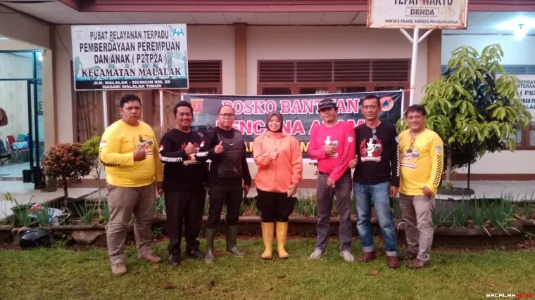 Rombongan komunitas itu mendatangi Posko Penanggulangan Bencana Kecamatan Malalak untuk menyerahkan bantuan, yang dipimpin langsung Ketua L.A Community, Vera Chri