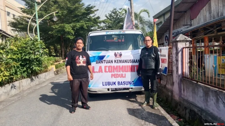 Para rombongan komunitas LA Community mendatangi Posko Penanggulangan Bencana Kecamatan Malalak untuk menyerahkan bantuan, yang dipimpin langsung Ketua L.A Community, Vera Chri. Foto Anizur 