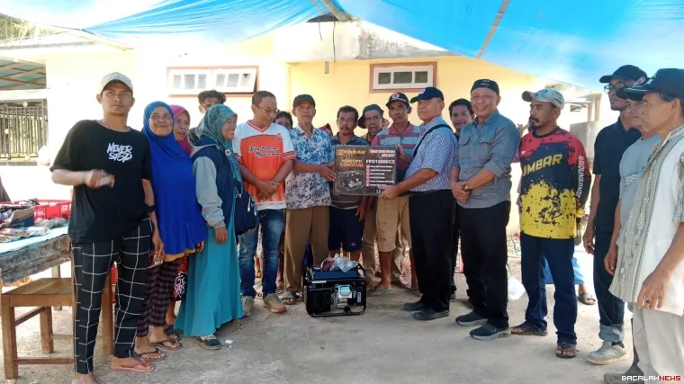 Serahkan bantuan bagi korban bencana hidrometeorologi. Dok 