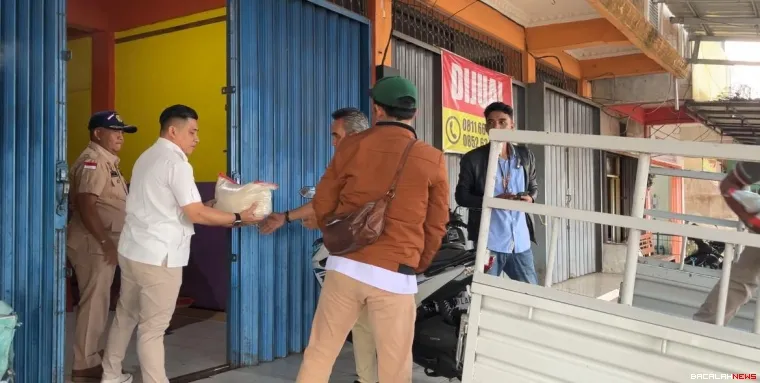 Terlihat para pengurus dan kader Partai Gerinda Kota Bukittinggi bersama sama menaikkan bantuan berupa paket sembako bagi korban terdampak bencana Hidrometeorologi. Foto Istimewa.
