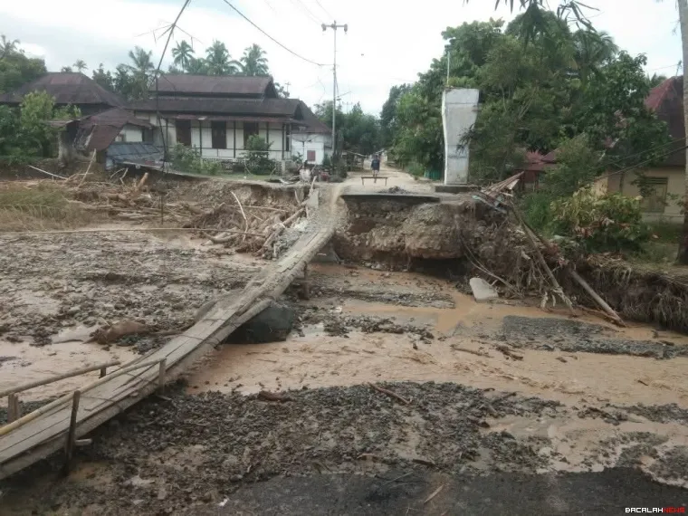 Beginilah kondisi jembatan darurat dari kayu yang dibangun warga secara swadaya untuk penghubung antara 