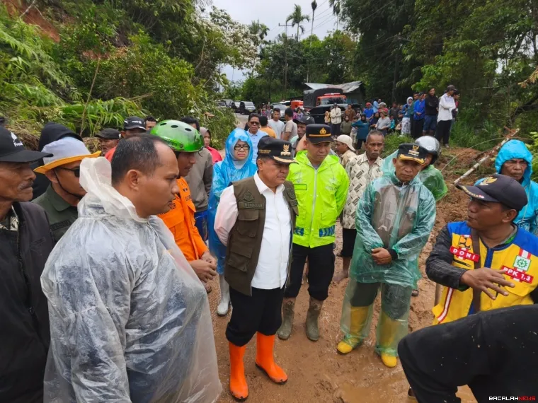 Bupati Benni Warlis saat meninjau lokasi terdampak bencana Hidrometeorologi. Dok