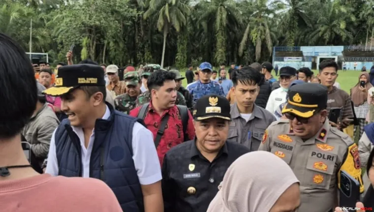 Bupati Benni Warlis bersama rombongan gerak cepat dalam penanganan korban bencana Hidrometeorologi. Dok