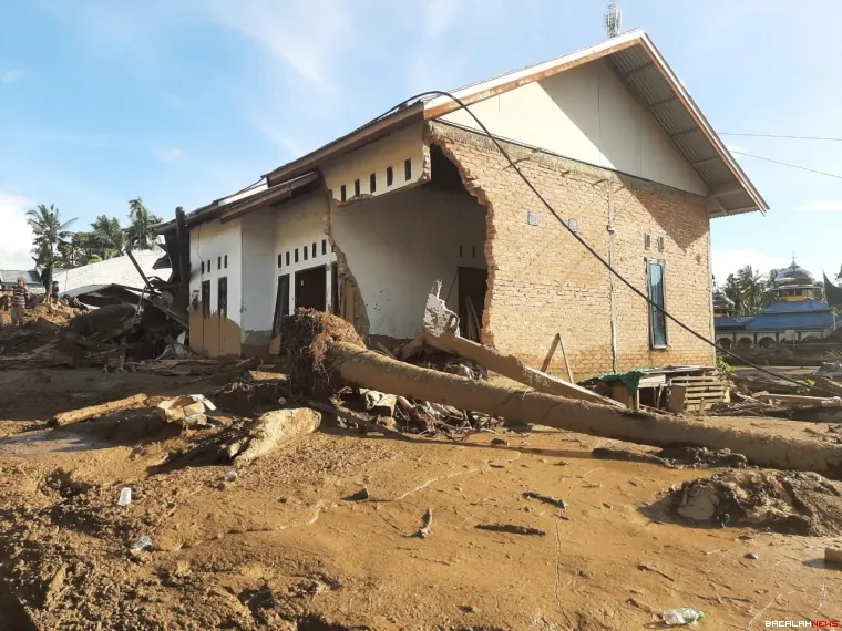 Sebuah rumah terlihat rusak berat dampak dari bencana banjir bandang di Kabupaten Agam. Foto Anizur 