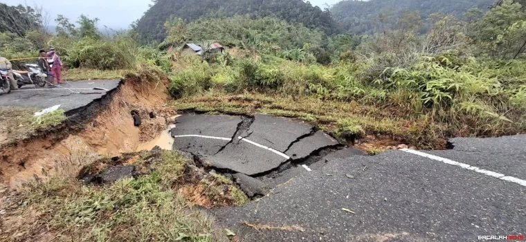 Terlihat ruas jalan di Kabupaten Agam rusak berat dampak bencana hidrometeorologi. Dok