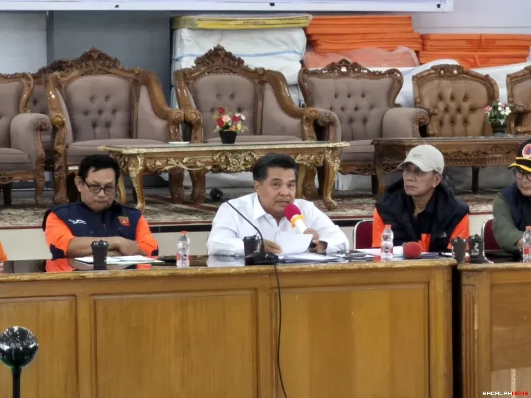 Bupati Benni Warlis saat rapat 